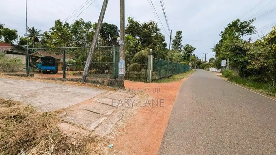 ගනේමුල්ල – ජාඇල පාරෙන් ඉඩමක්