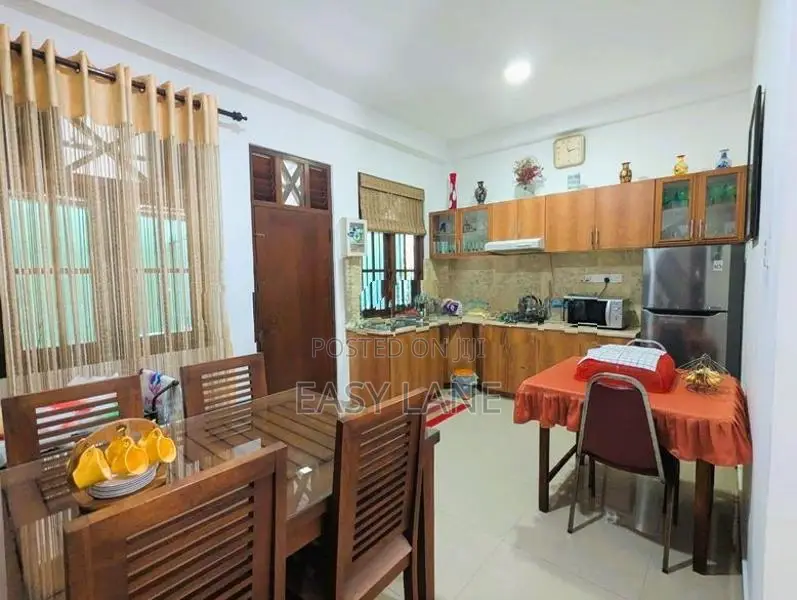ගම්පහ – බණ්ඩාරනායක විද්‍යාලය ආසන්නයෙන් දෙමහල් නිවසක් විකිණීමට