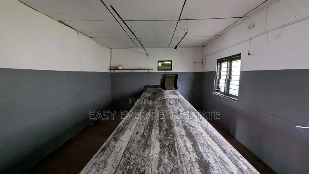 ගම්පහ දෙවලපොලින් බේකරියක් සමඟ නිවසක්