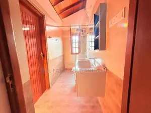 18 P Three Storied Luxury House In Colombo 5