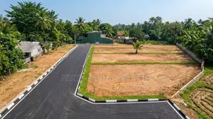 Kahathuduwa අධිවේගී පිවිසුමට ආසන්නයෙන් බිම්කොටස්