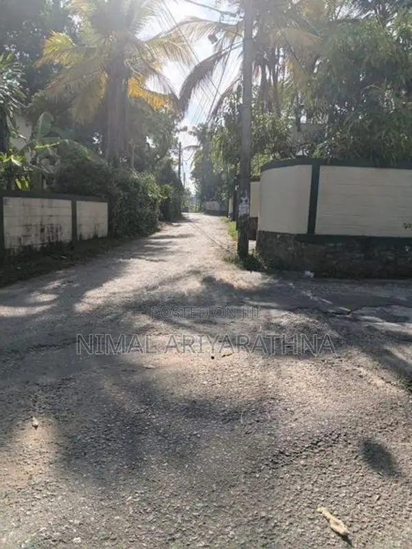 Kadawatha ඉඩම විකිණීමට නුවර පාරට සහ හයිවේ මීටර් 50 යි