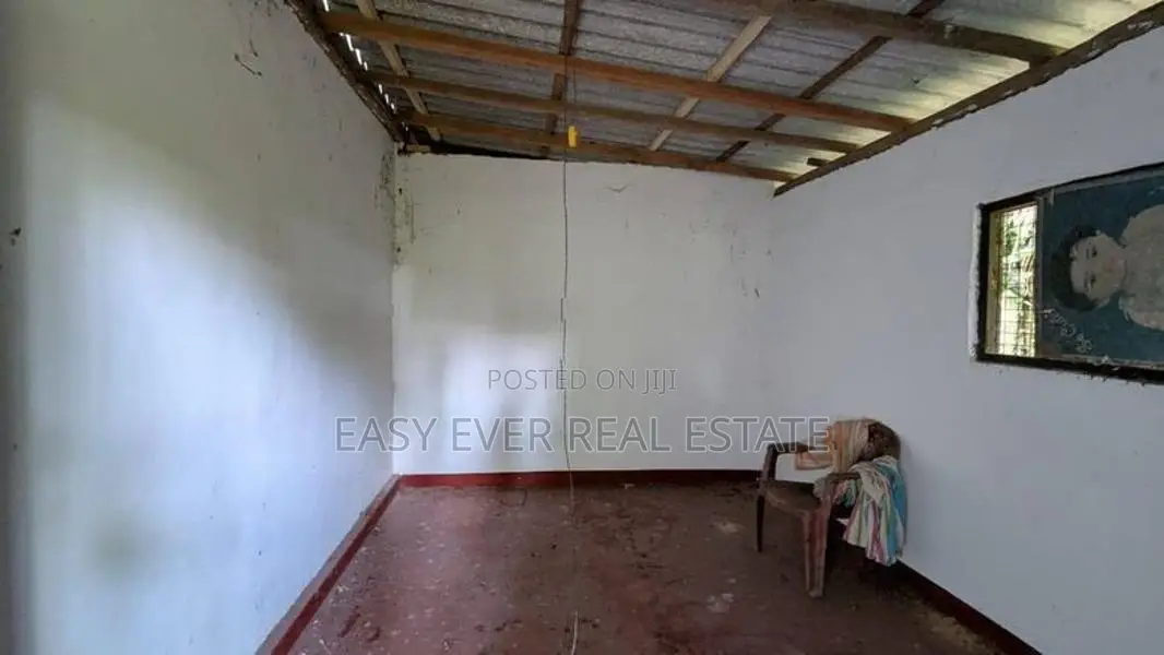 ගම්පහ දෙවලපොලින් බේකරියක් සමඟ නිවසක්