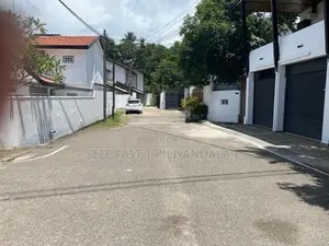 18 P Three Storied Luxury House In Colombo 5