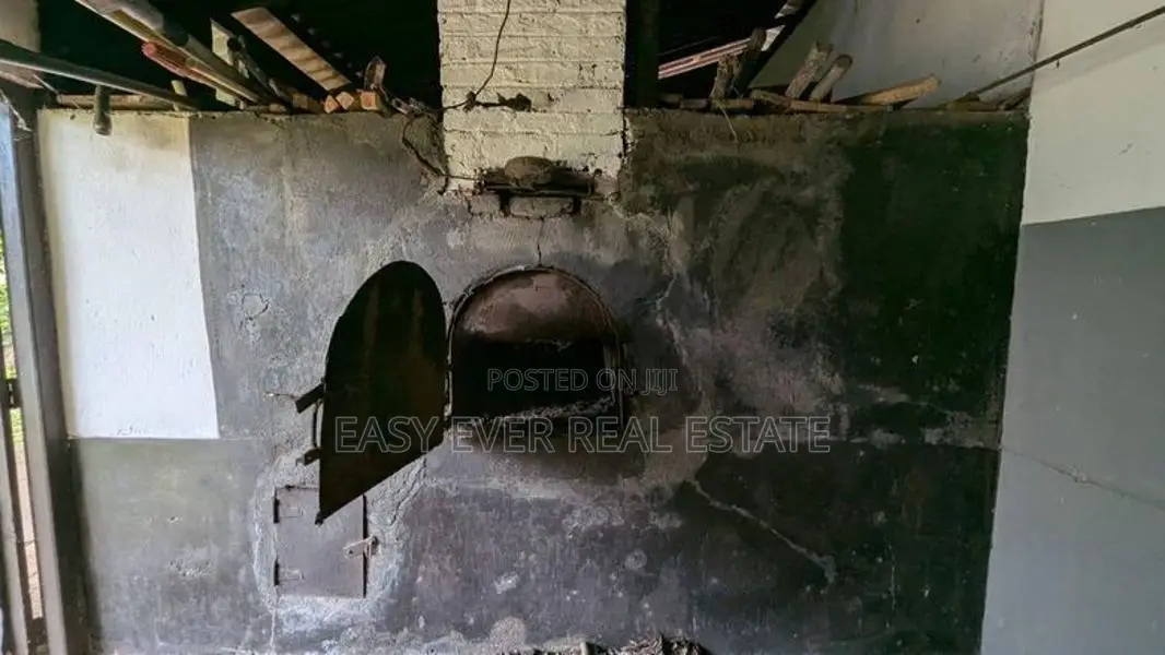 ගම්පහ දෙවලපොලින් බේකරියක් සමඟ නිවසක්