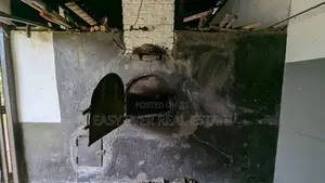 ගම්පහ දෙවලපොලින් බේකරියක් සමඟ නිවසක්
