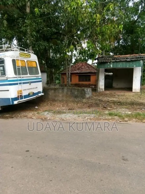 හබරකඩ - රනාල පාරේ (698 බස් පාරේ) ප්‍රධාන පාරට මුහුණ ලා ඇති ඉඩම