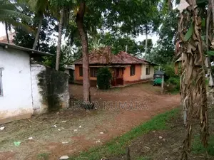 හබරකඩ - රනාල පාරේ (698 බස් පාරේ) ප්‍රධාන පාරට මුහුණ ලා ඇති ඉඩම