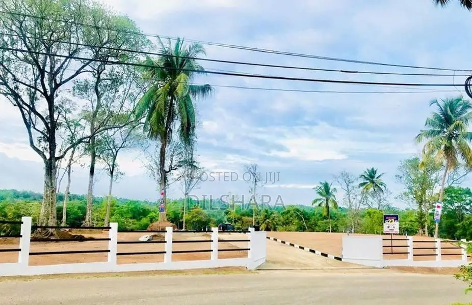 කැකනදුරෙන් ප්‍රධාන මර්ගයෙන් ඉඩමක්