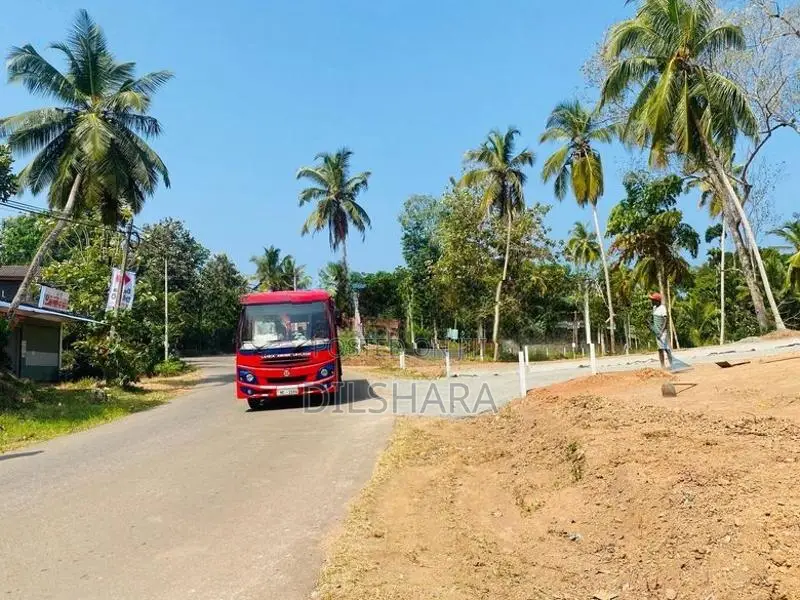 කැකනදුරෙන් ප්‍රධාන මර්ගයෙන් ඉඩමක්