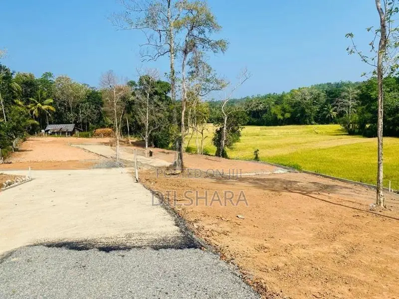 මාතරින් වෙලකට මයිමිව සුන්දර පරිසරයක ඉඩමක්