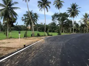මාතර ලැබීම රෝහල ඉදිරියෙන් සුන්දර වෙල්යායකට මුහුණලා බිම් කොටස්.