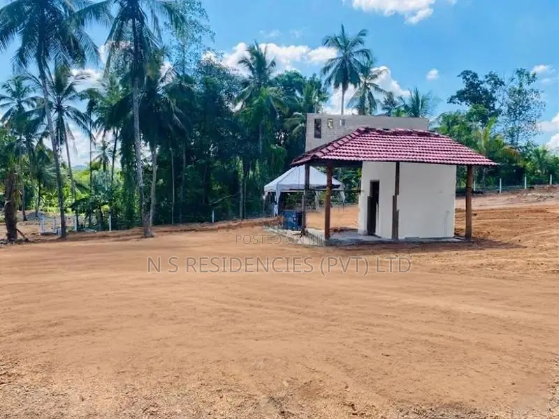 Land for Sale in Veyangoda Bus Route Y 80