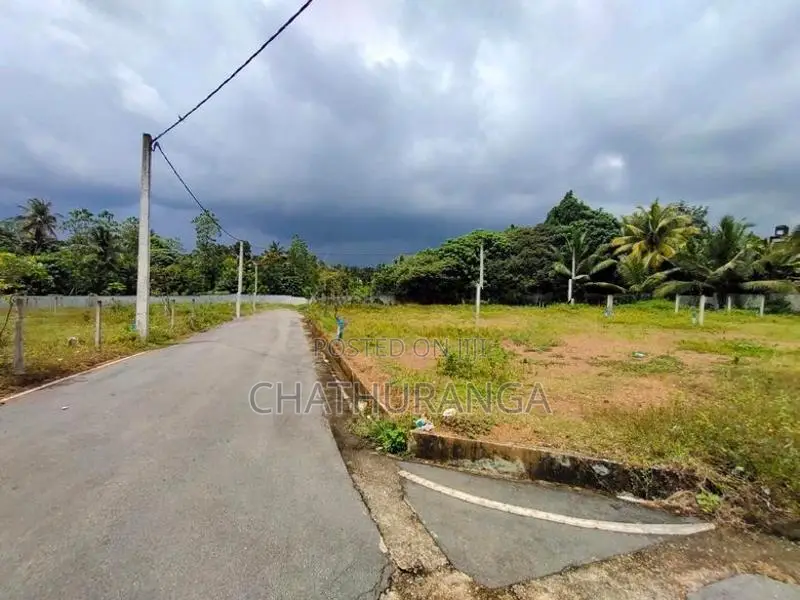 Land for Sale Near Highway Kadawatha .