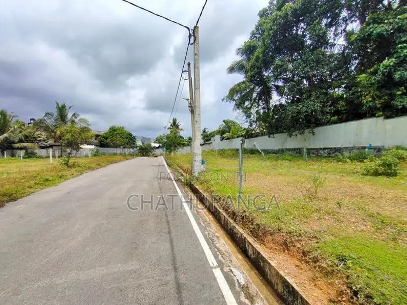Land for Sale Near Highway Kadawatha .
