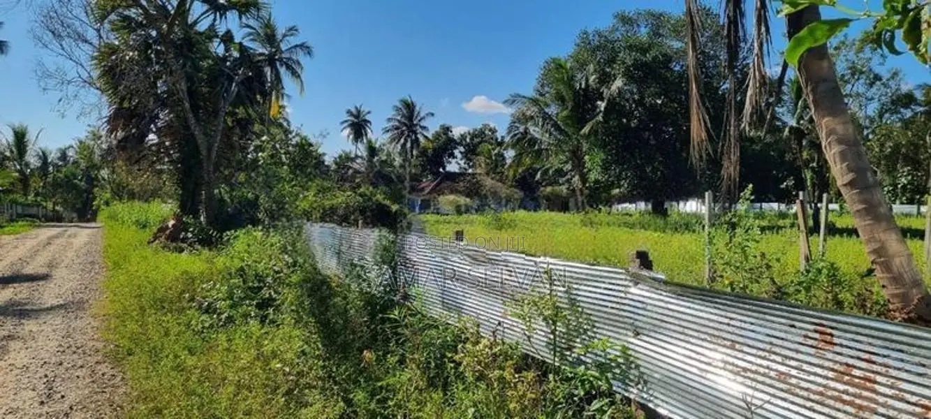 Land for Sale with House at Ilupadichenai