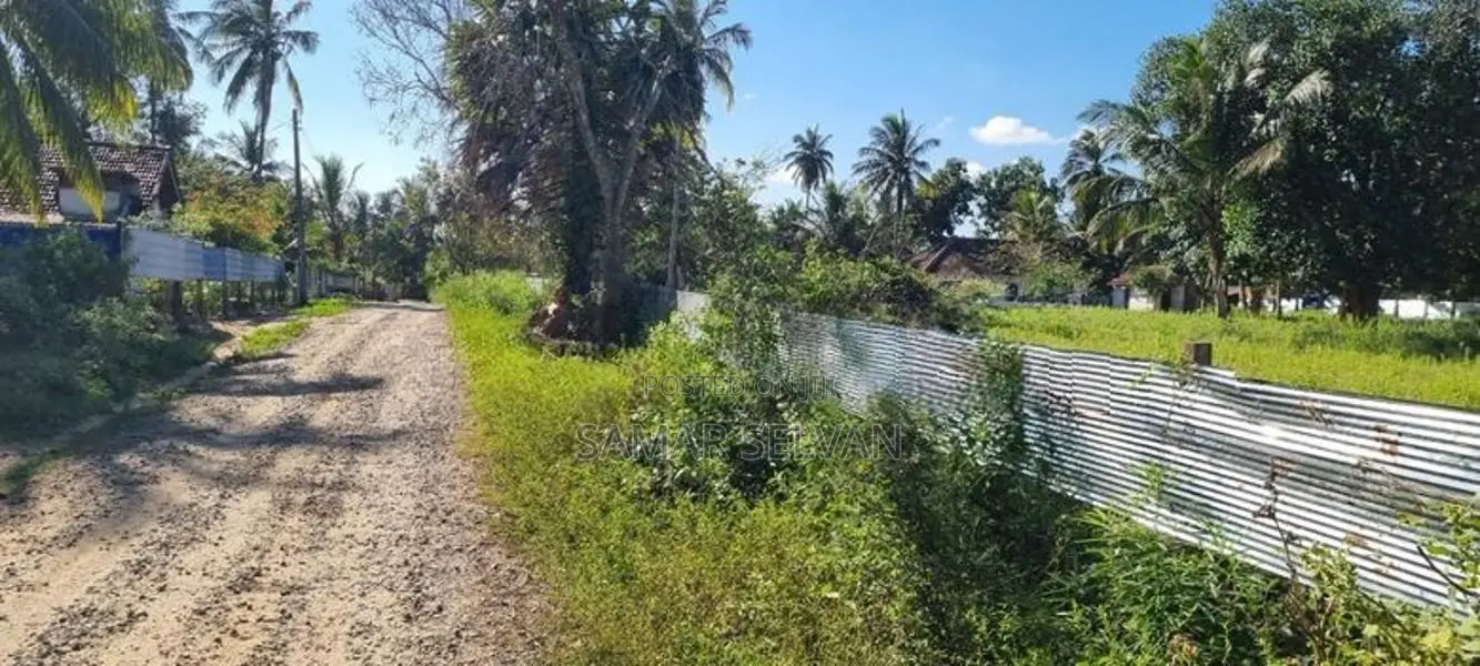 Land for Sale with House at Ilupadichenai