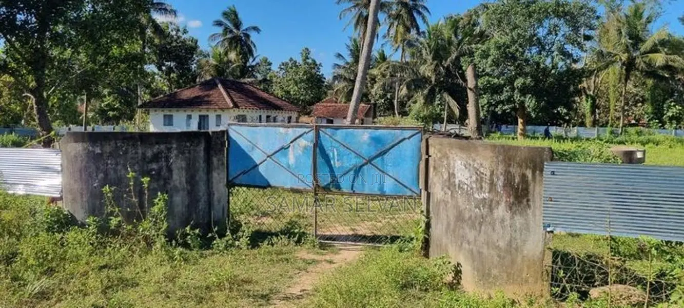 Land for Sale with House at Ilupadichenai