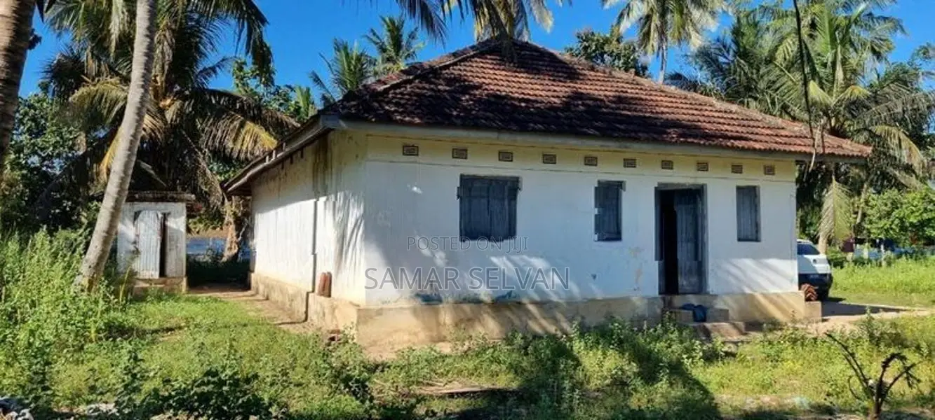 Land for Sale with House at Ilupadichenai