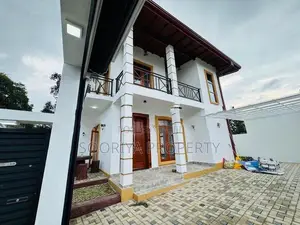 සුඛෝපභෝගී දෙමහල් Brand New නිවසක් විකිණීමට - Piliyandala