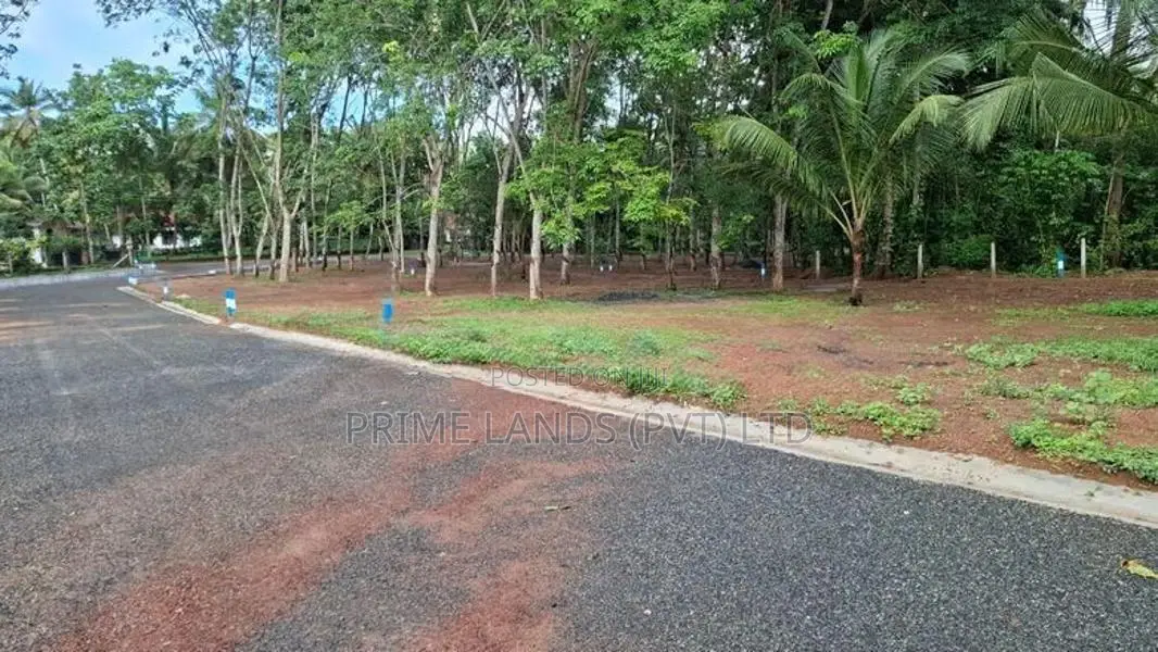 දිවුලපිටිය ,වල්පිට කුරුණෑගල පහ පාරෙන් බිම්කොටස්