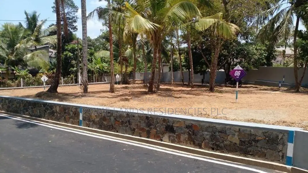 Land Plots in Karapitiya