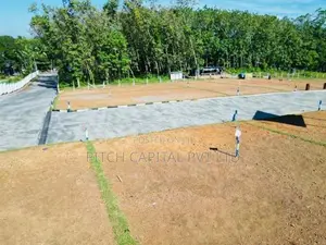 122 ප්‍රධාන පාරට මුහුණලා කලුඅග්ගලින් සියලු පහසුකම් සහිත බිම්කොටස්