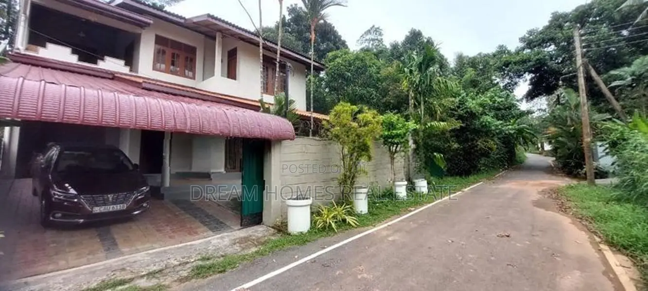 Family House for Sale on Bakmeegaha Road, Athurugiriya – 10 Perches