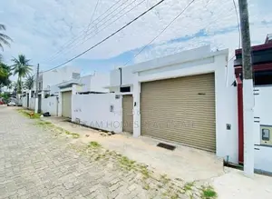 Modern House with CCTV Remote Gate – Athurugiriya