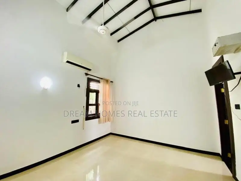 Modern House with CCTV Remote Gate – Athurugiriya