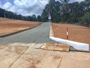 මීපේ ඉංගිරිය ප්‍රධාන බස් පාරට මුහුණලා බිම්කොටස්