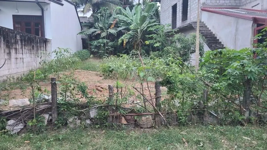 පදිංචියට සුදුසු නිරවුල් ඉඩමක් - අතුරුගිරිය