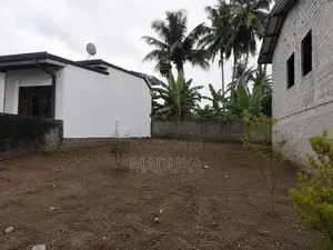 පදිංචියට සුදුසු නිරවුල් ඉඩමක් - අතුරුගිරිය