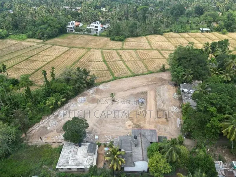 Kahathuduwa අධිවේගී පිවිසුමට සමීපයෙන් වෙල්යායකට මුහුණලා බිම්කොටස්