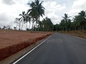තලගල හන්දියට නුදුරින් අගනා බිම්කොටස් කිහිපයක්