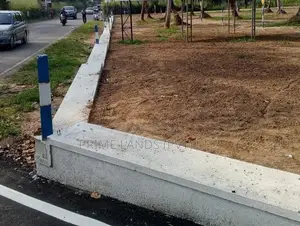 ගම්පහ 211 බස් පාරට මුහුණළා නේවාසික බිම් කොටස්
