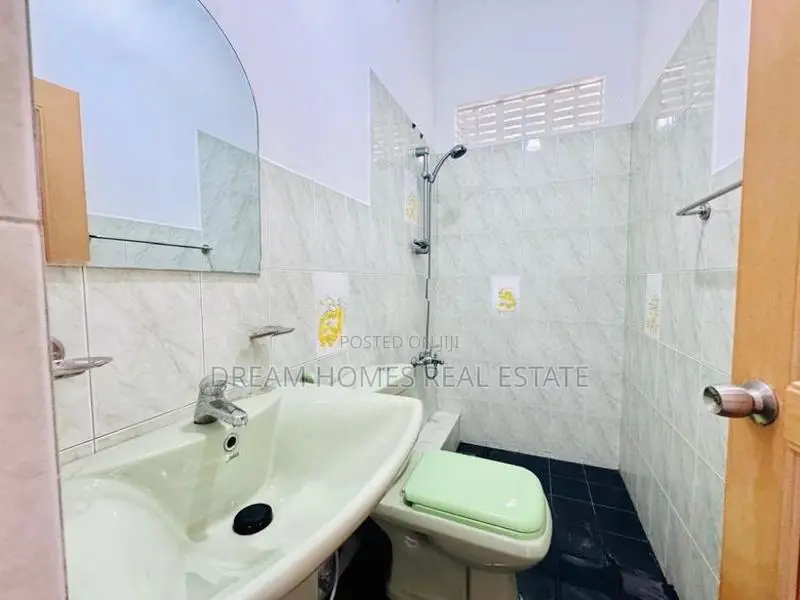 Spacious Family Home with Dual Living Units for Sale in Papiliyana
