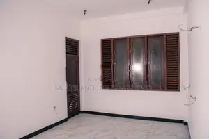 අලුත්ම නිවසක් නුවරට ඇවිදයන දුරින් විකිණීමට