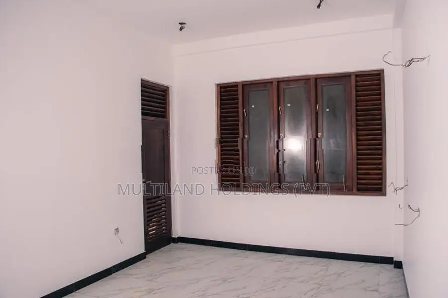 අලුත්ම නිවසක් නුවරට ඇවිදයන දුරින් විකිණීමට