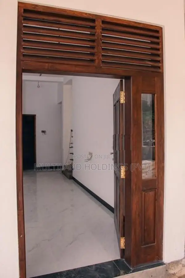 අලුත්ම නිවසක් නුවරට ඇවිදයන දුරින් විකිණීමට