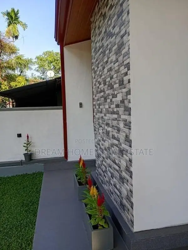Modern Family House for Sale in Athurugiriya
