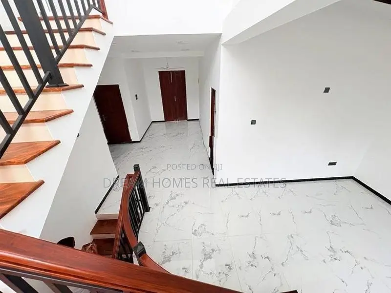 3-Storey Luxury House for Sale – Prime Location Near Siyabalape Juncti
