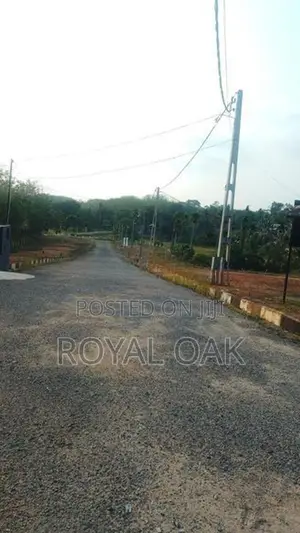 මීගොඩින් ඉඩමක්