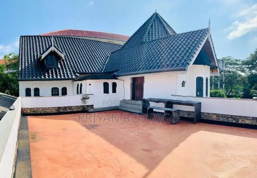 Extravagant British colonial villa/house for sale in Negombo