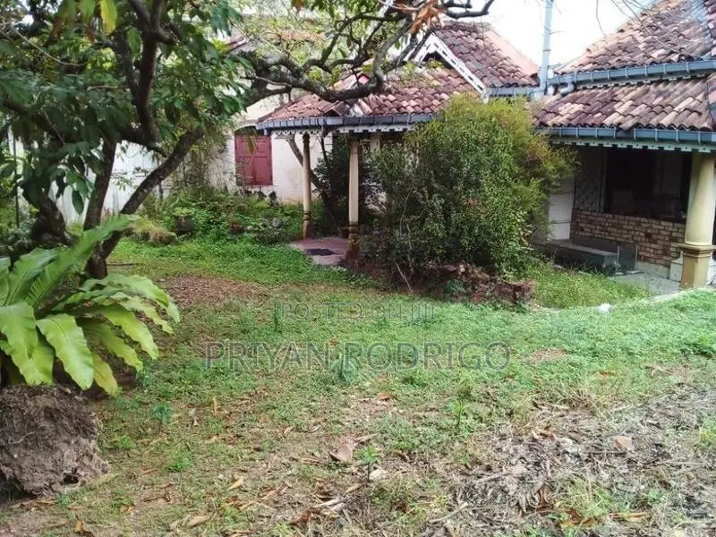 Mount Lavinia - 44.25 Perches of Land with an Old House for Sale