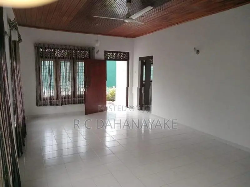 House for Sale in Batharamulla