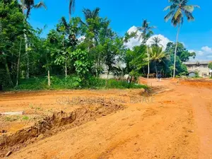 යක්කල නුවර පාරට ඇවිදින දුරින් ඉඩමක්