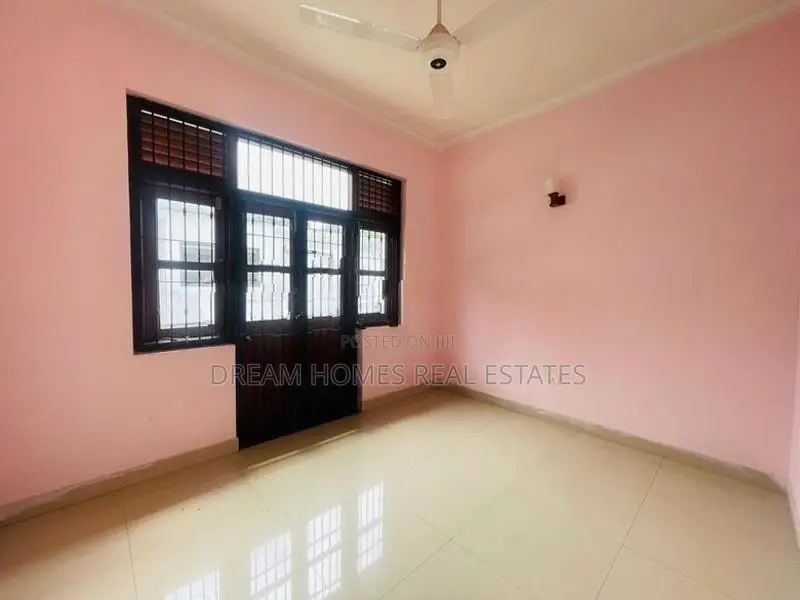 Spacious Three-Storey House for Sale – Meegahawatta, Delgoda