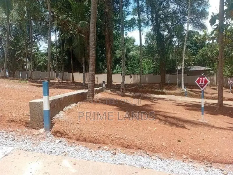 කඩවත මංගල මාවතෙන් වටිනා ඉඩමක්