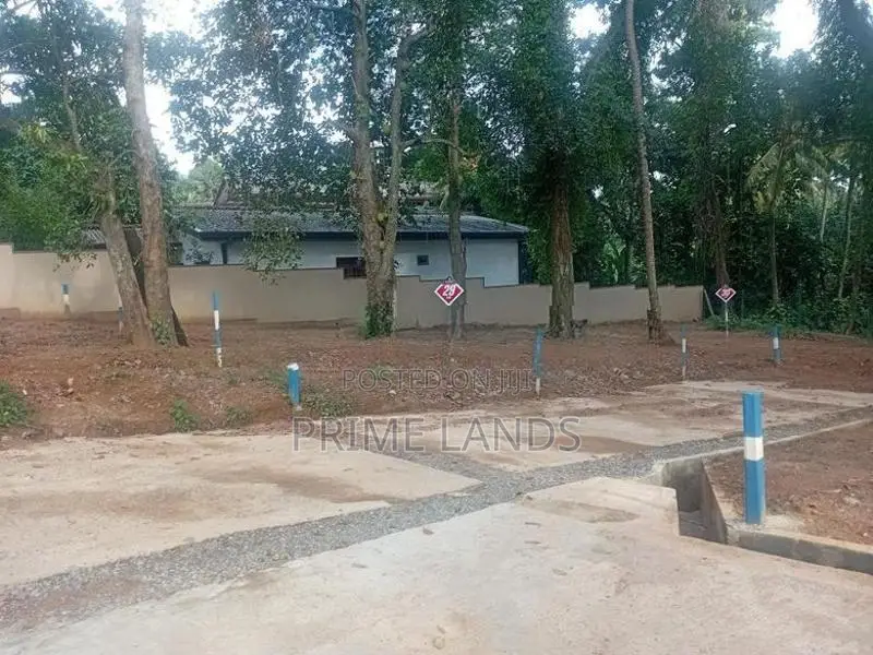 කඩවත මංගල මාවතෙන් වටිනා ඉඩමක්